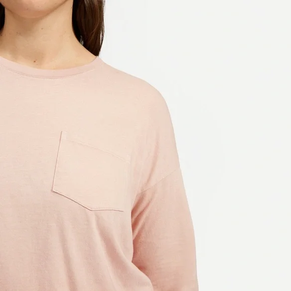 Everlane The Long-Sleeve Box-Cut Pocket Tee in Rose - Picture 4 of 7
